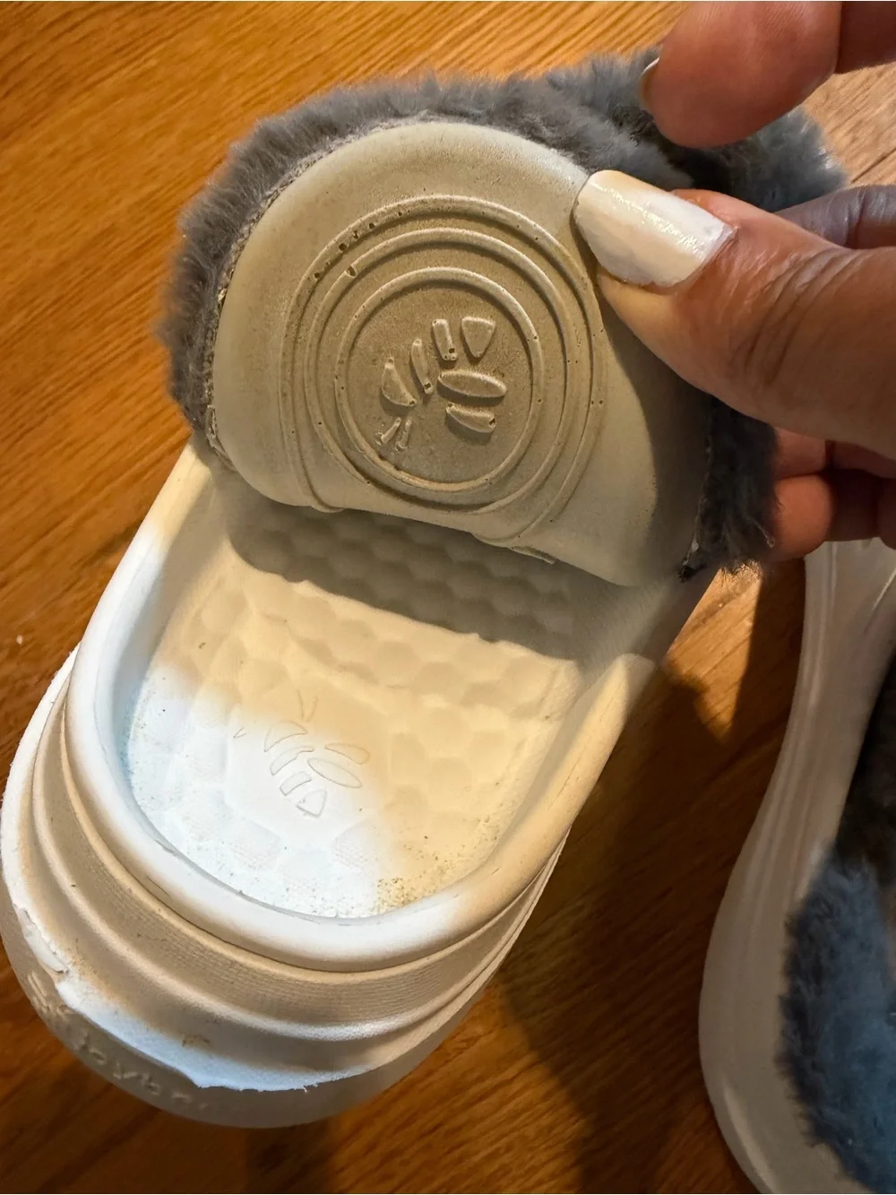 Men’s Faux-Fur Lined Slip-On Clogs in White with Gray Lining Sz 7
